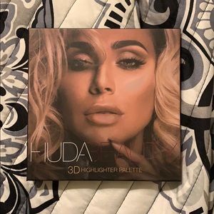 Hudabeauty 3D highlighter palette